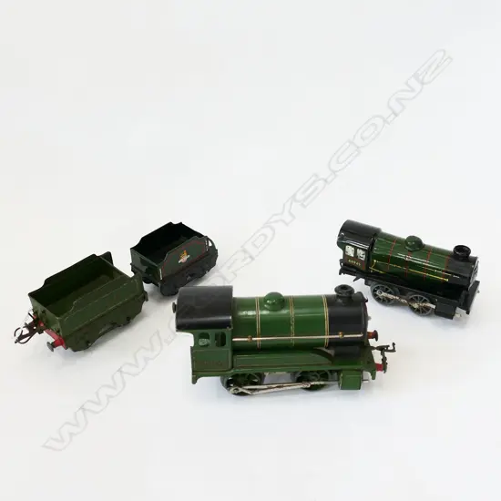 3 HORNBY TRAIN ENGINES & 2 OPEN CARRIAGES